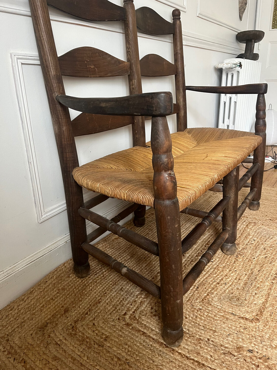 Wood and straw banquette