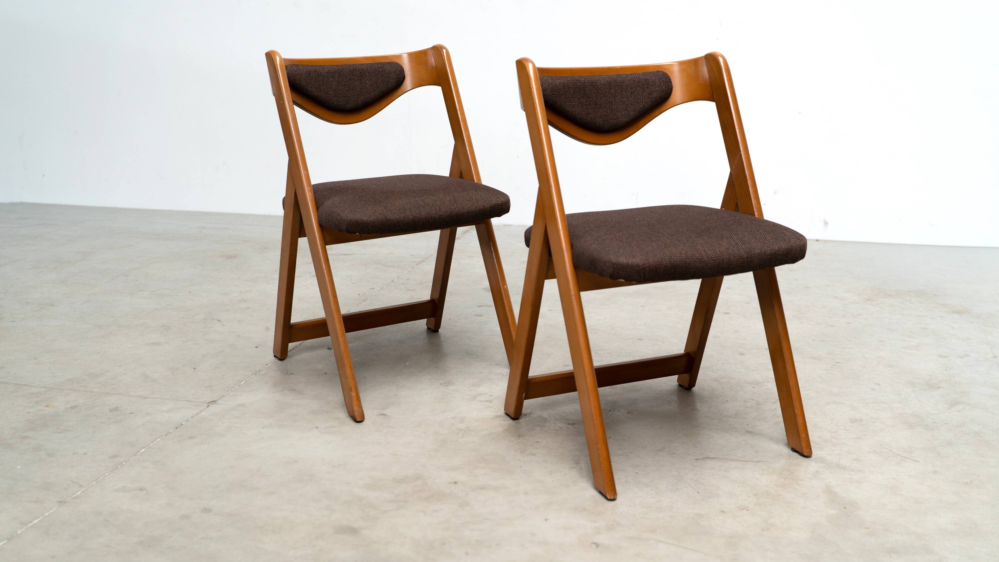 Ensemble de six chaises de salle à manger sculpturales italiennes.