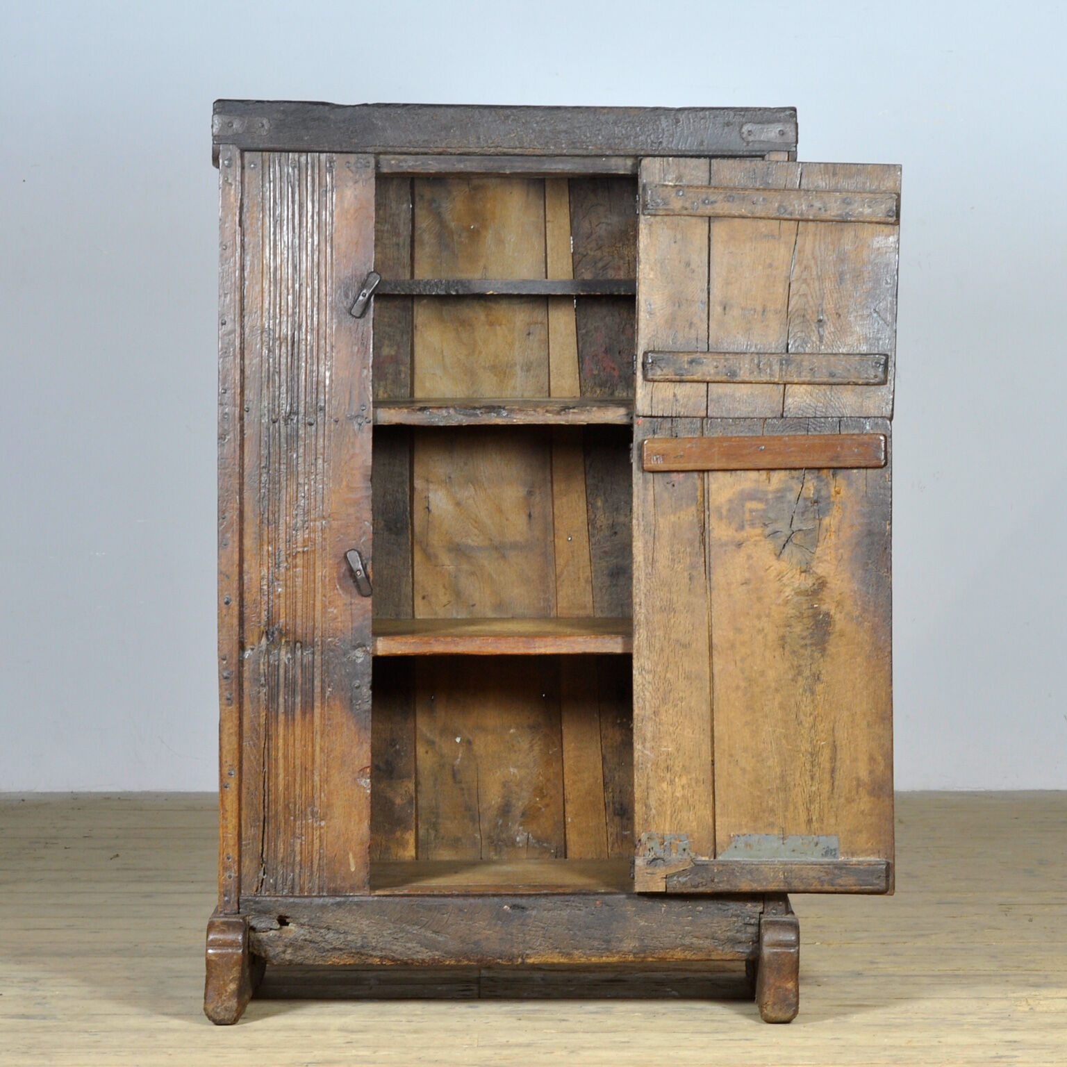 Basque oak storage cabinet, 17th century