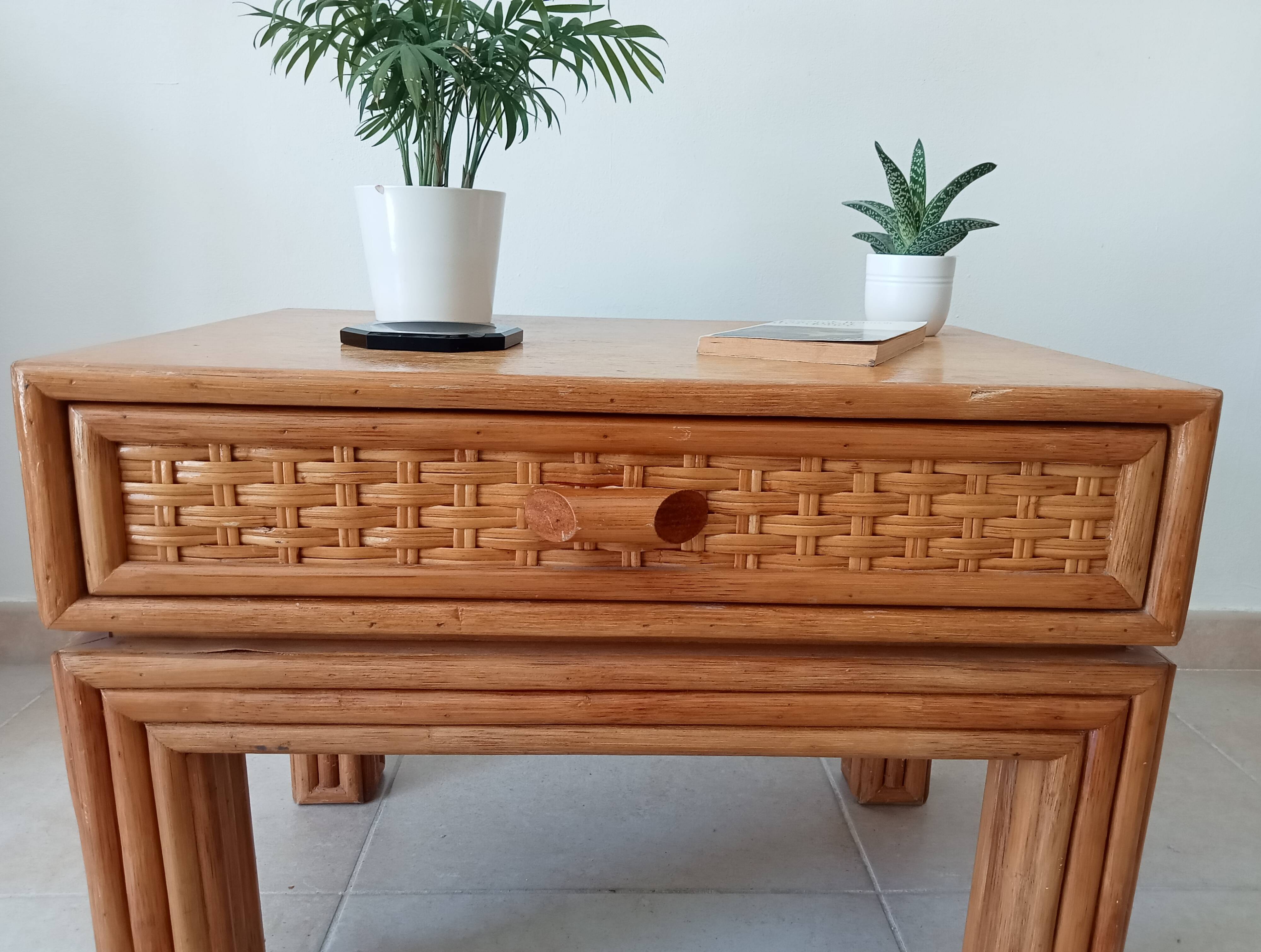 Vintage side table in bamboo and rattan from the 1970s.