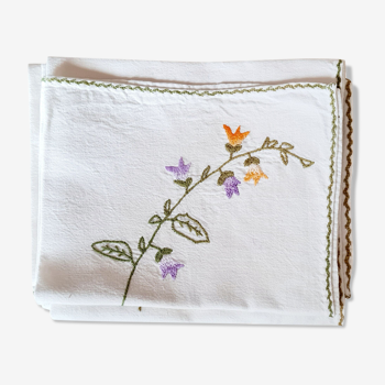 Set of 10 white towels embroidered flowers