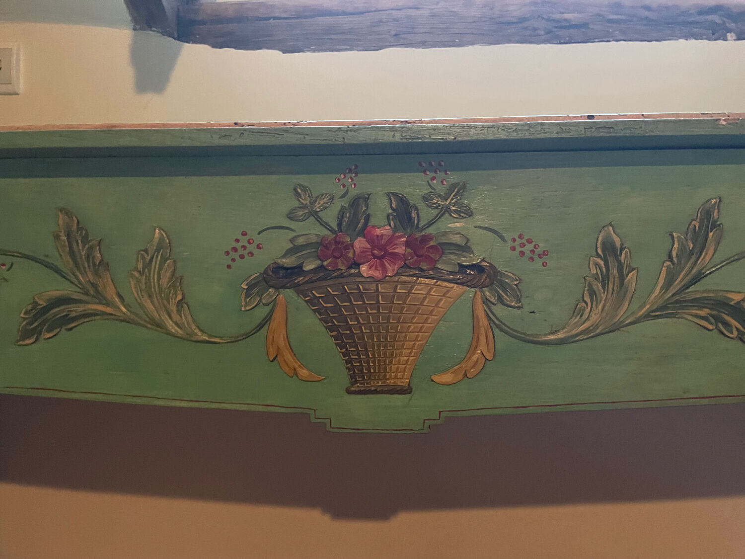 Console ancienne en bois vert et motifs floraux