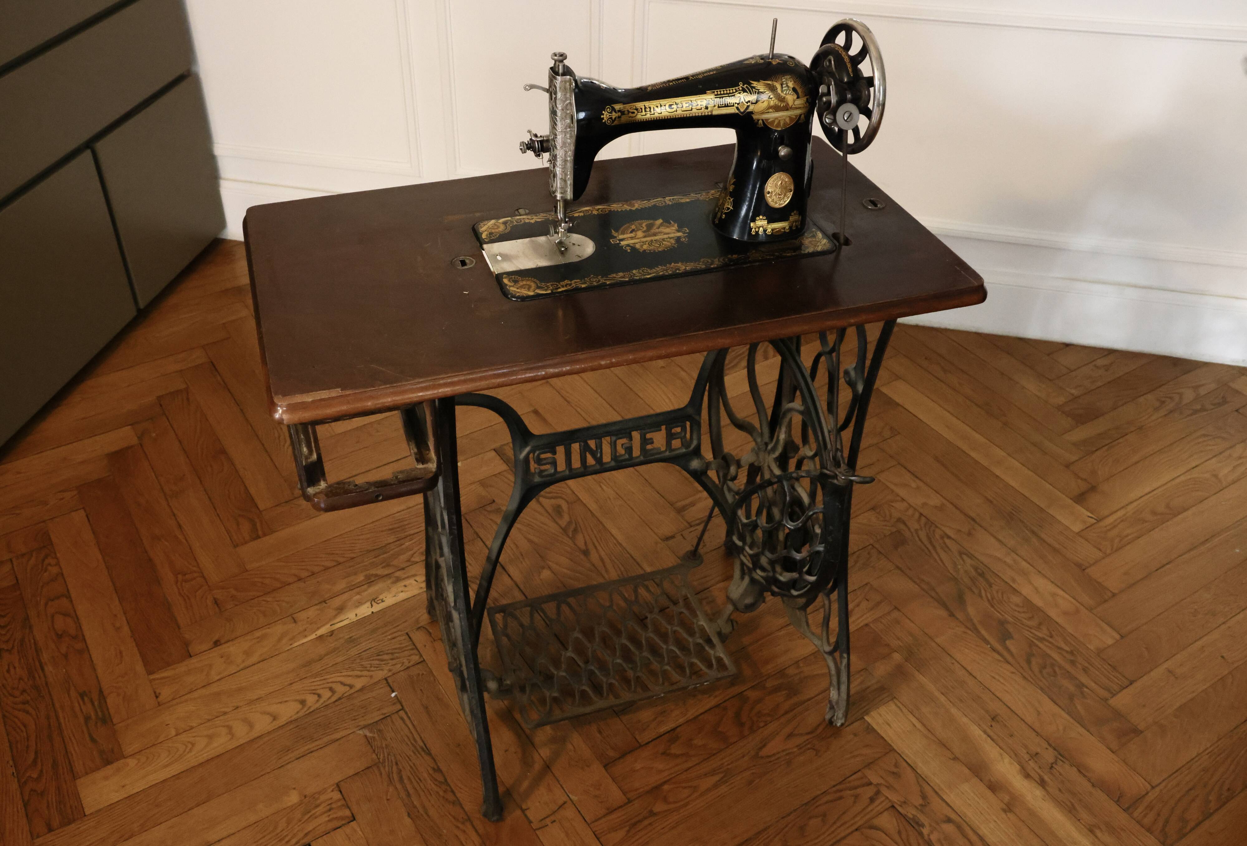 Ancienne machine à coudre Singer à pédale, fabrication anglaise Selency