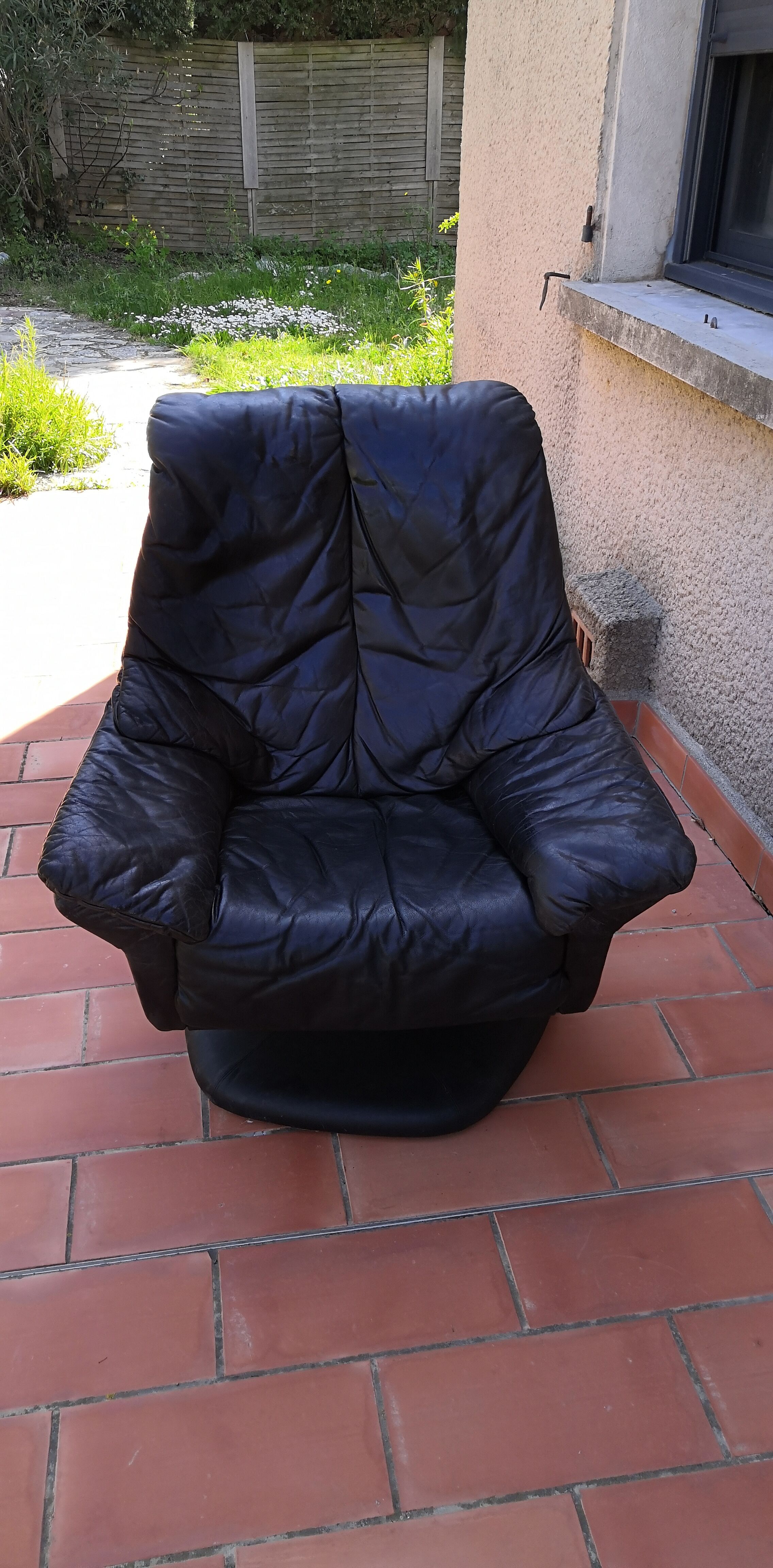 Fauteuil cuir scandinave pivotant pied central 1970 vintage