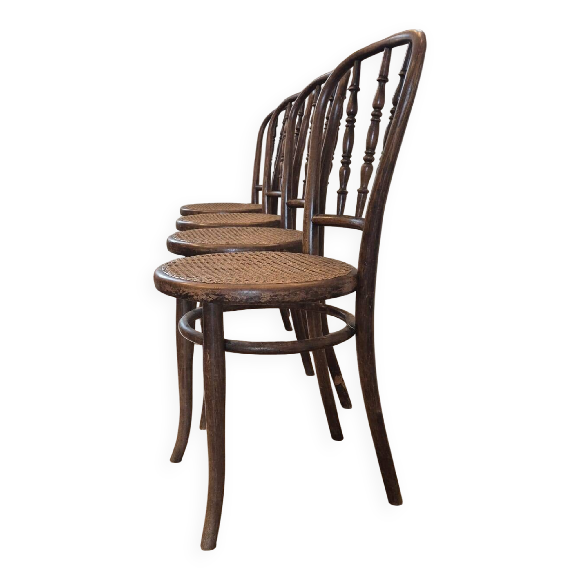 Lot de 4 chaises signées Thonet avec cannage
