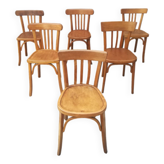 Chaises de bistrot dépareillées