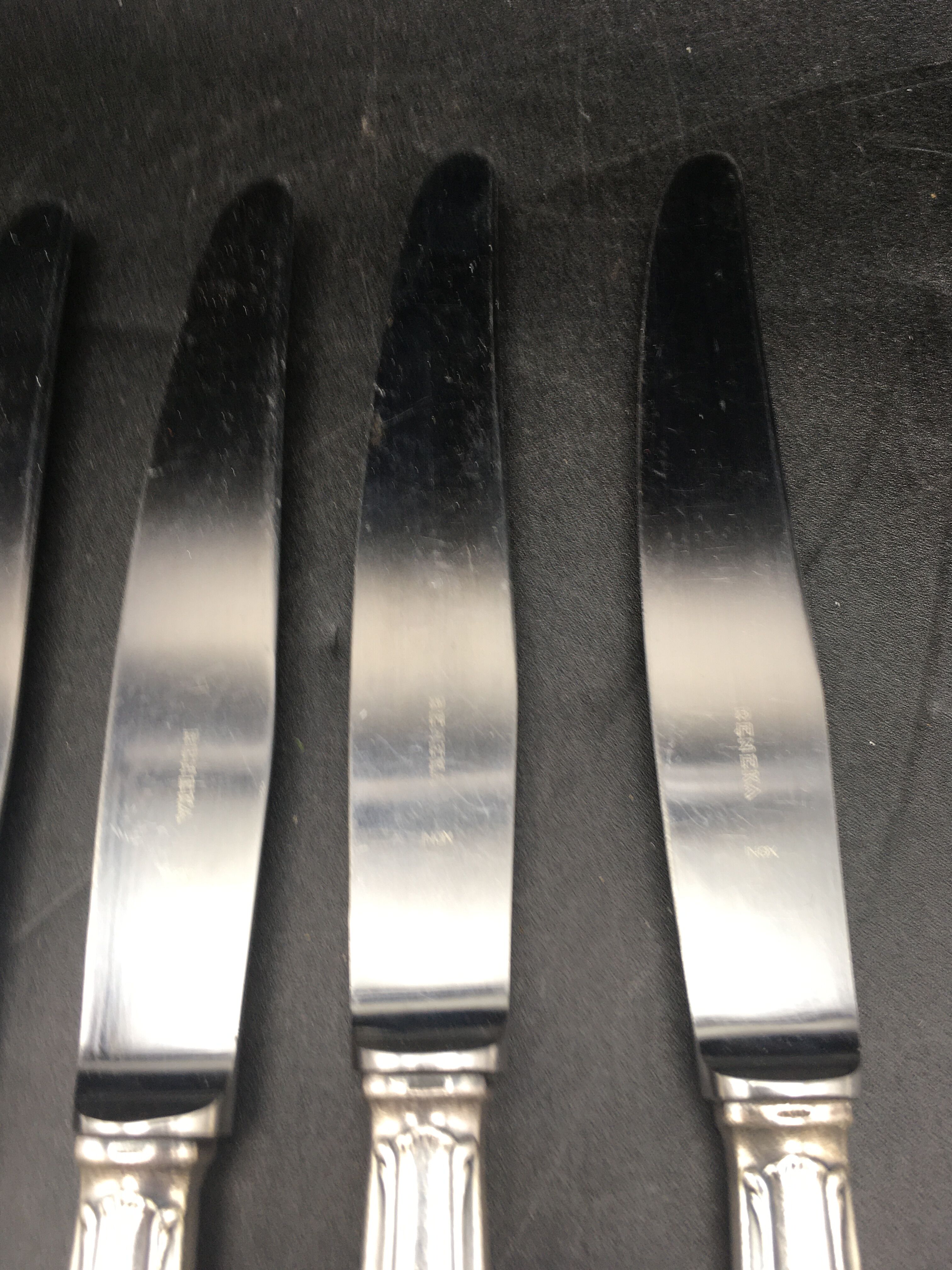 9 table knives in silver metal.