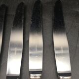 9 table knives in silver metal.