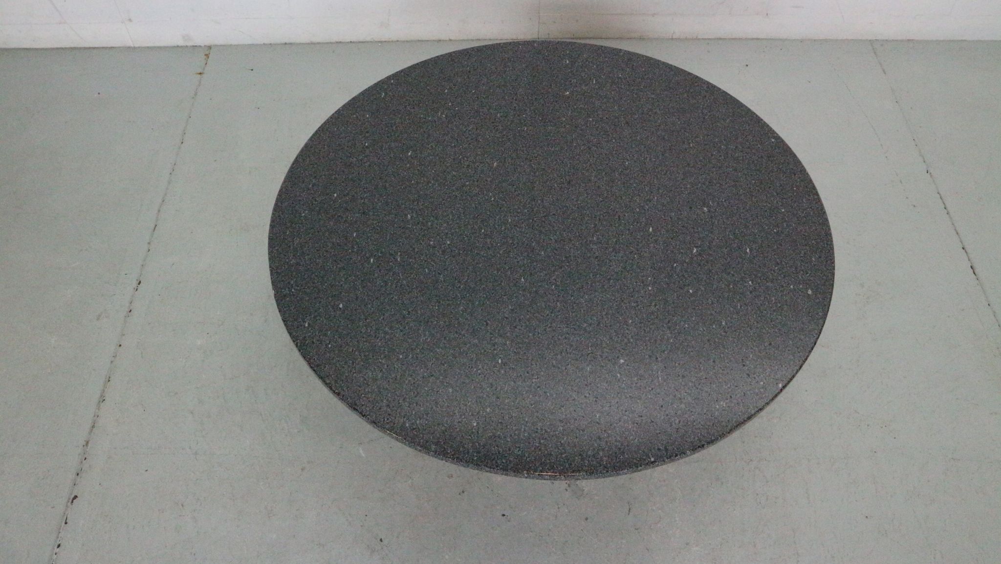 Mid-century  granite stone round coffee table, 1970's italy