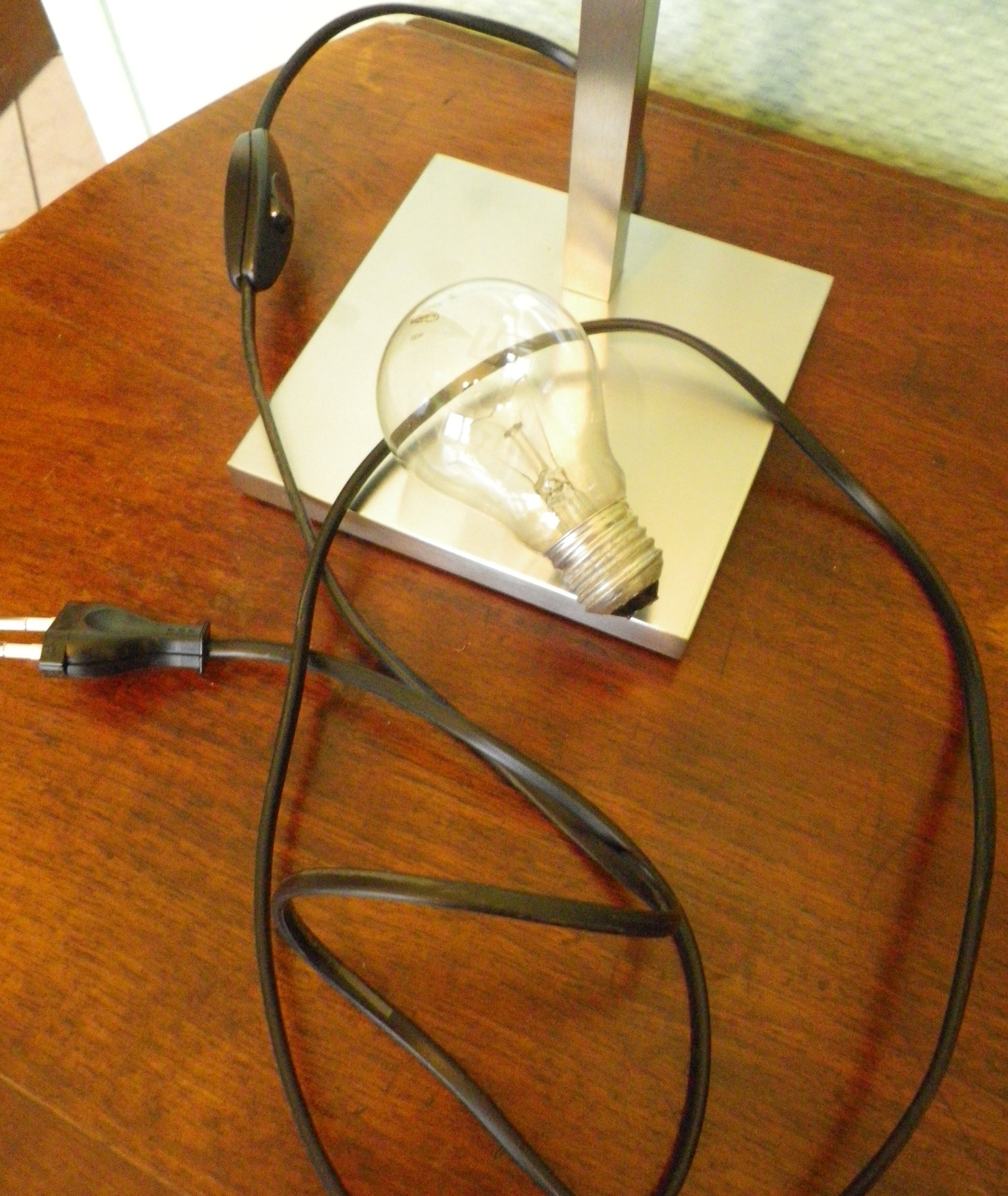 Lampe Stéphane Davidts modèle Faras chrome satiné, abat jour vert amande - Belgique