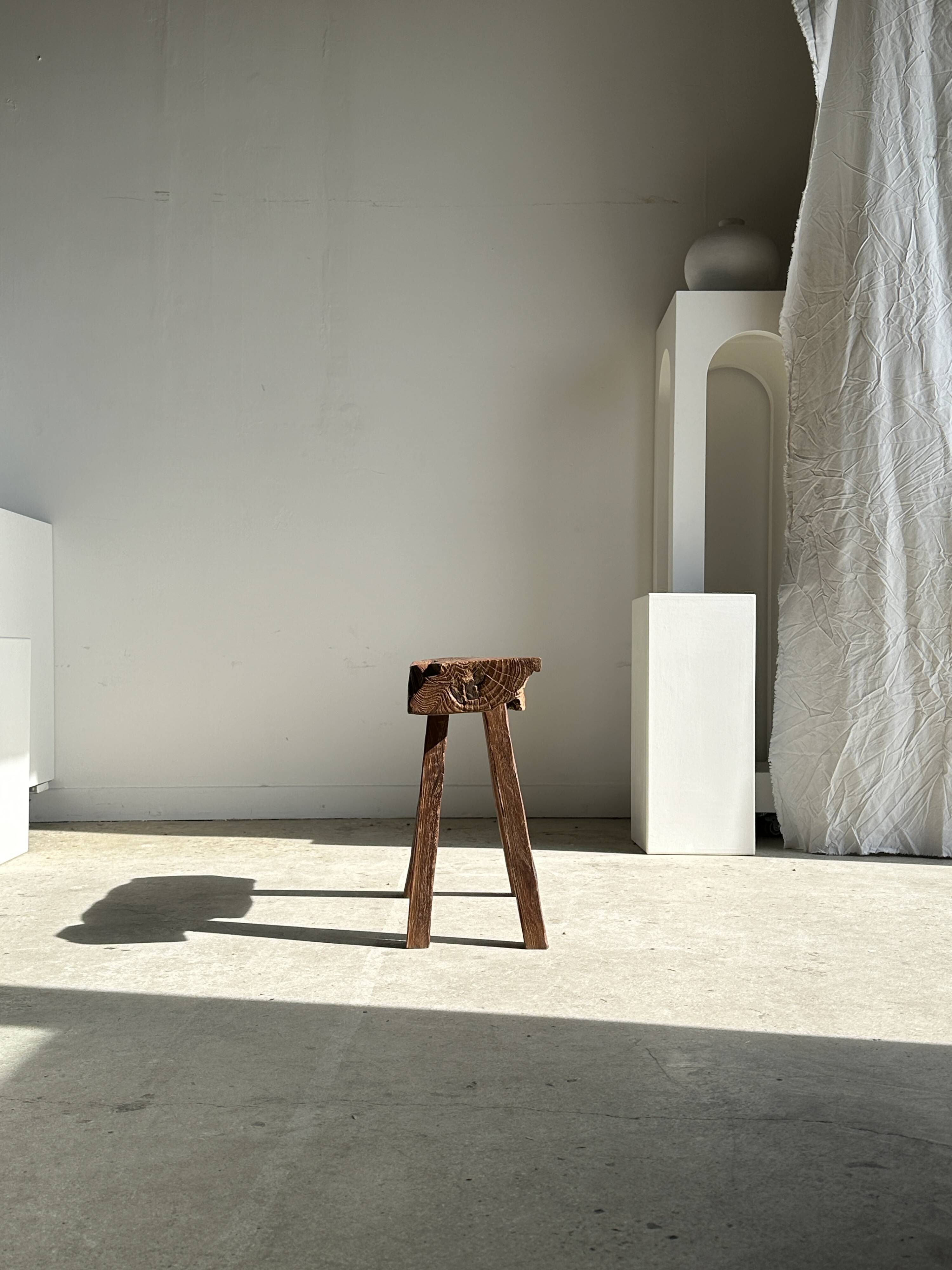 Small organic bench in upcycled Asian teak quadripod - Sungai
