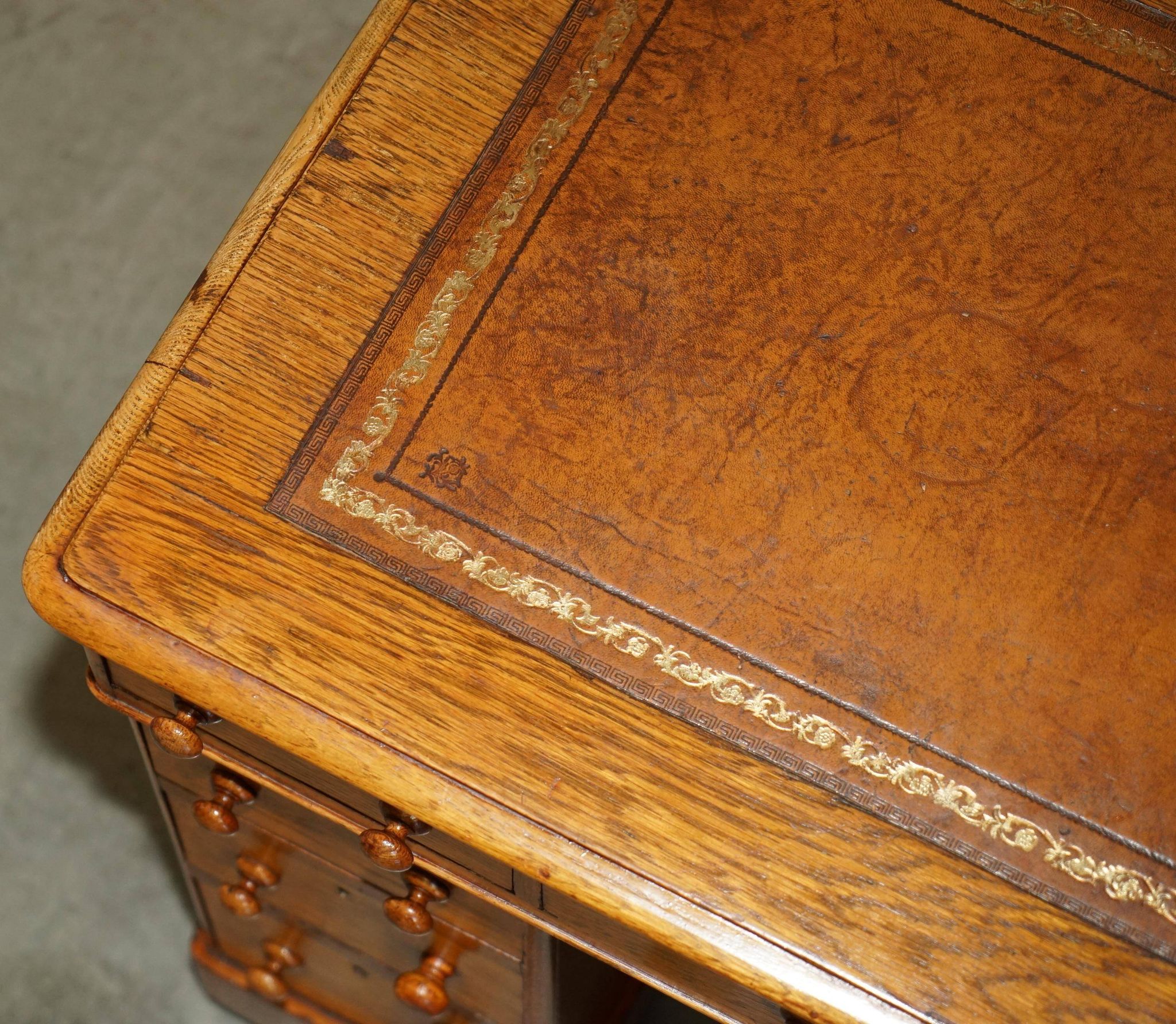 Bureau victorien en chêne miel avec cuir teint à la main