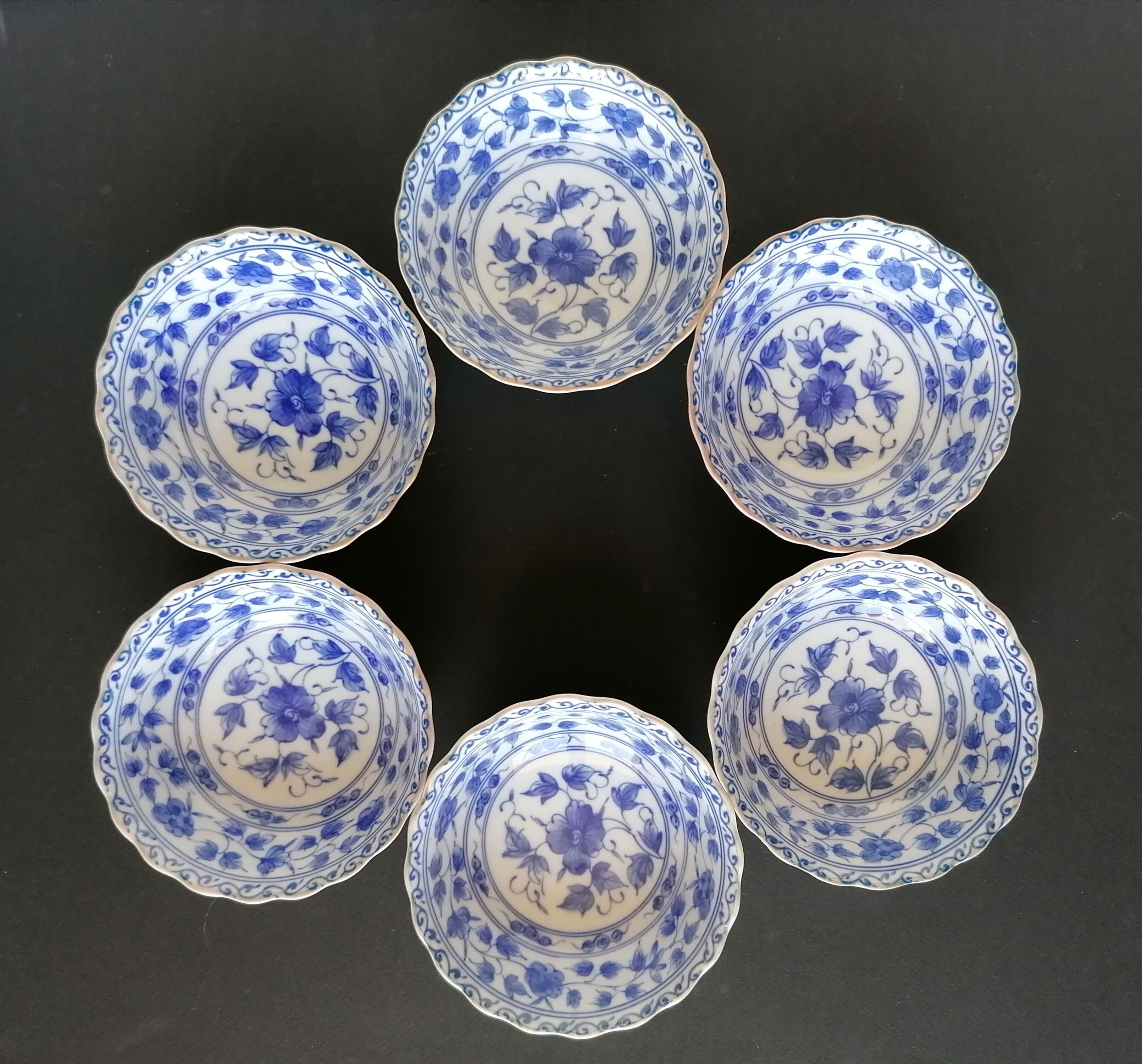 6 blue and white ceramic cups