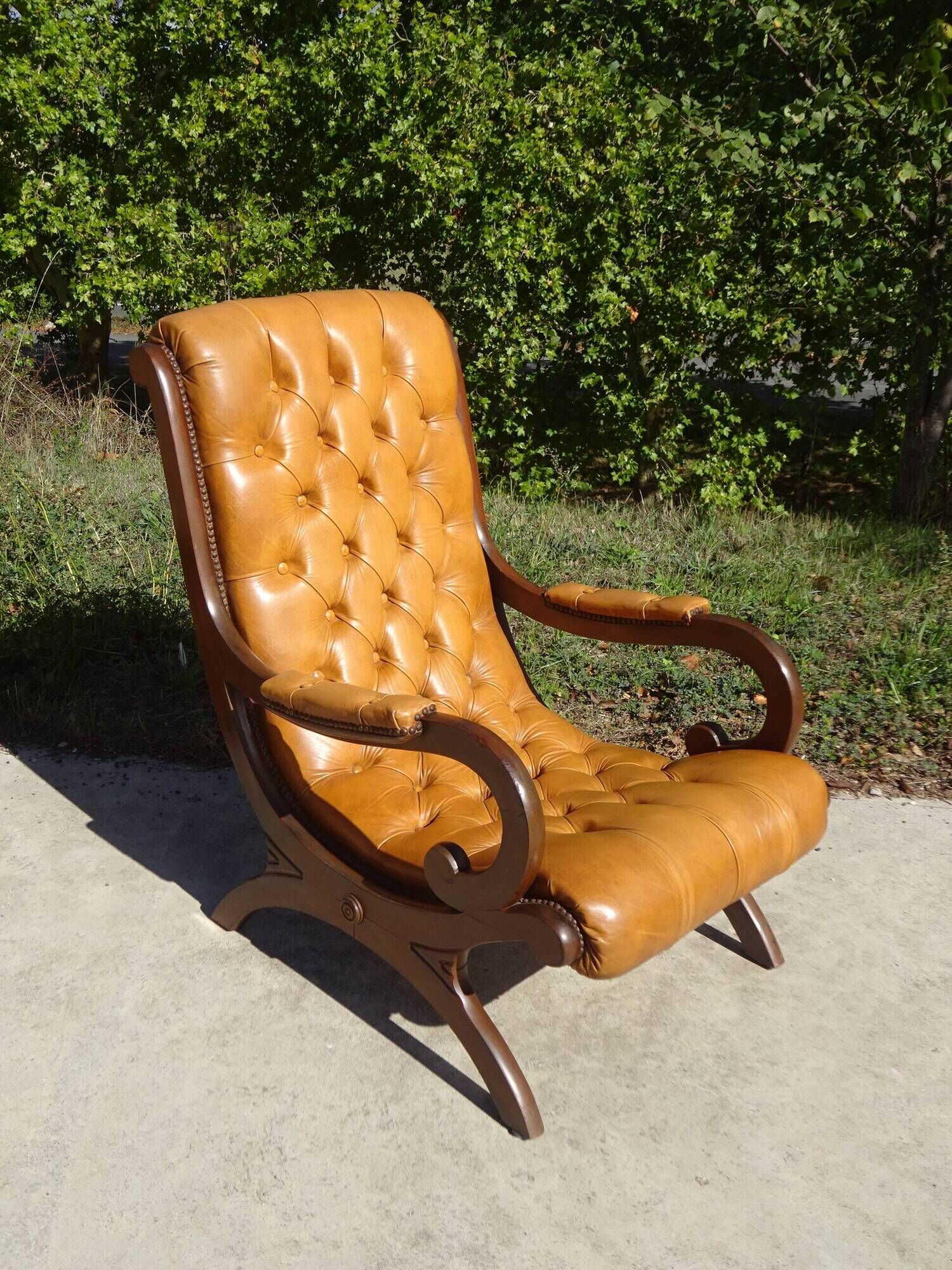 Fauteuils en bois et cuir capitonné, les 2