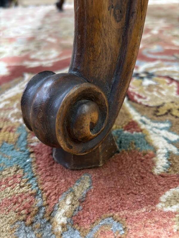 Table à manger en noyer de style Louis XV