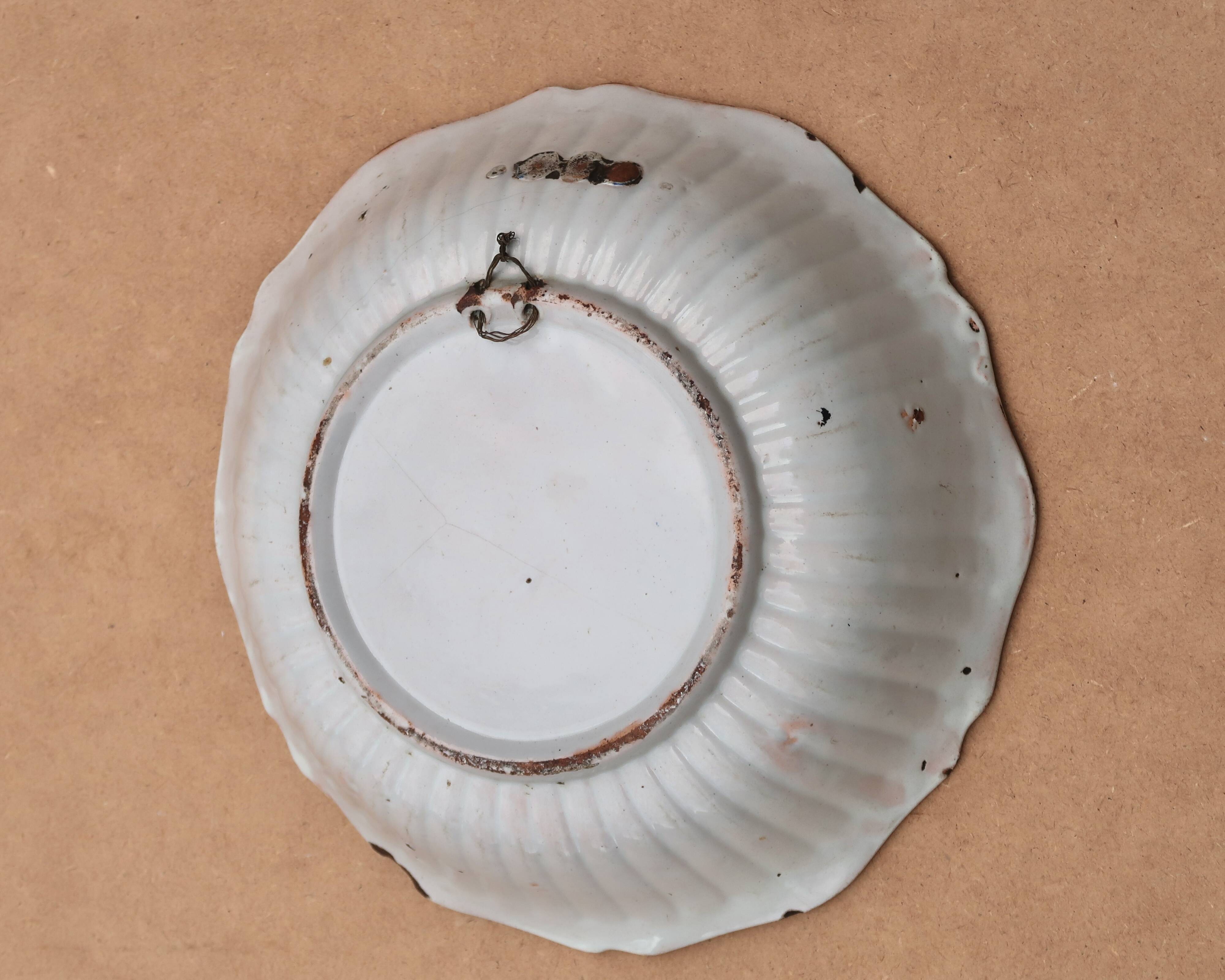 Shallow flat dish in Nevers earthenware from the 18th century.