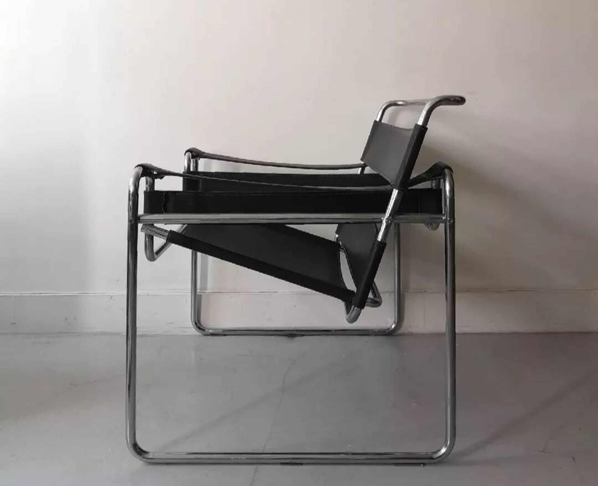 Tubular Wassily armchair in chrome and black leather, Marcel Breuer design 1970
