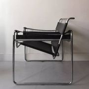 Tubular Wassily armchair in chrome and black leather, Marcel Breuer design 1970