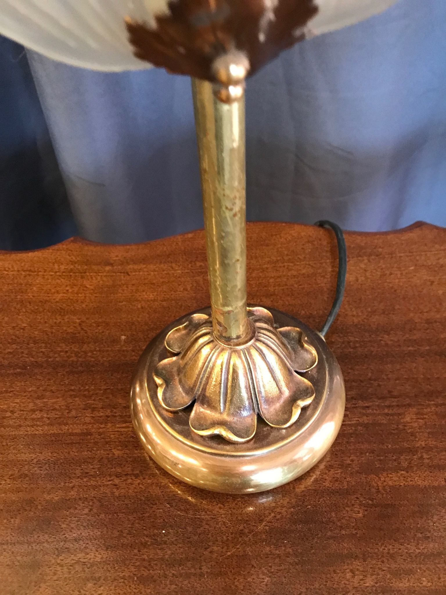 Shell lamp in gilded brass and molded glass 70s