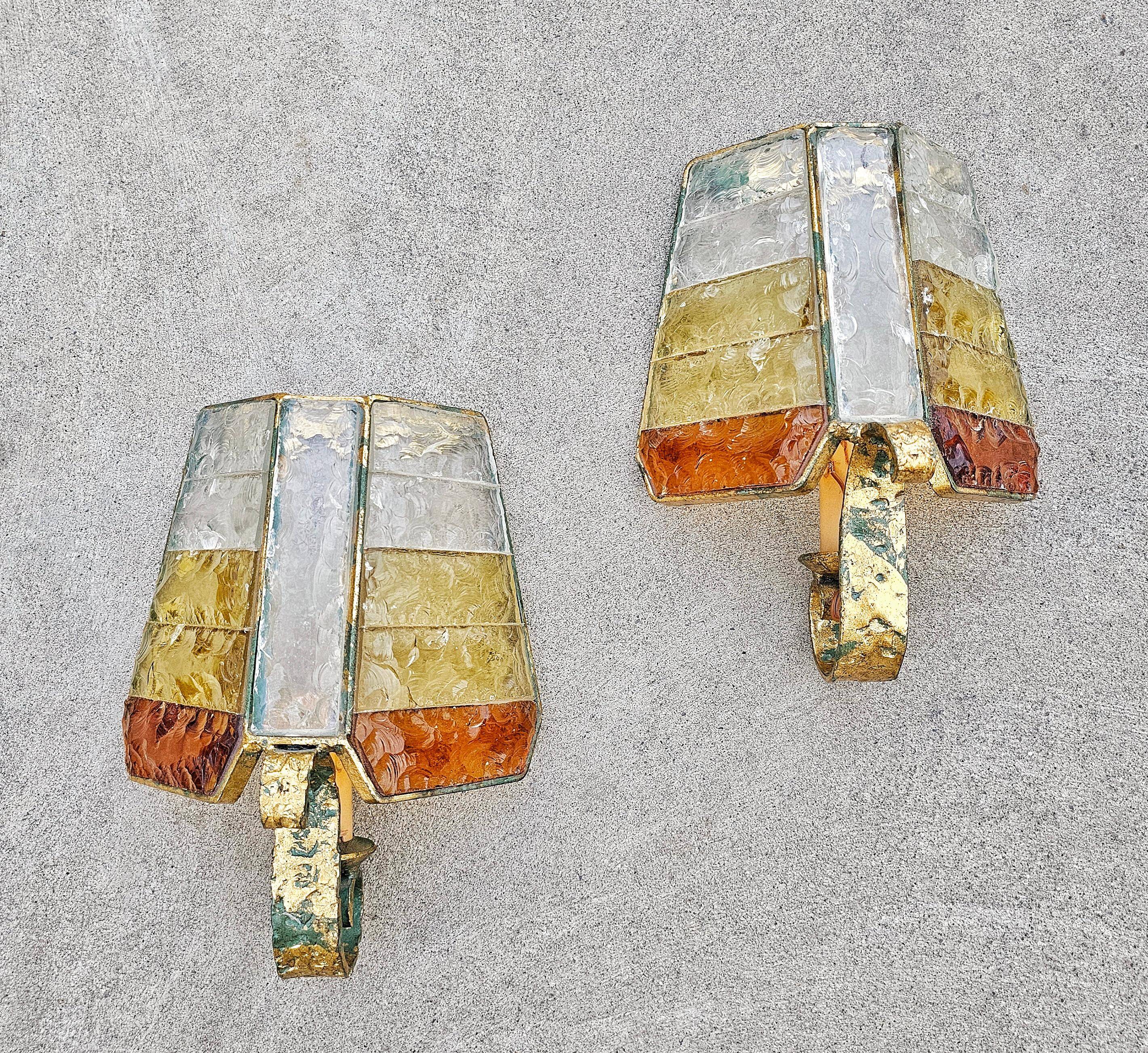Brutalist pair of wall sconces in hammered glass by Longobard 1970.