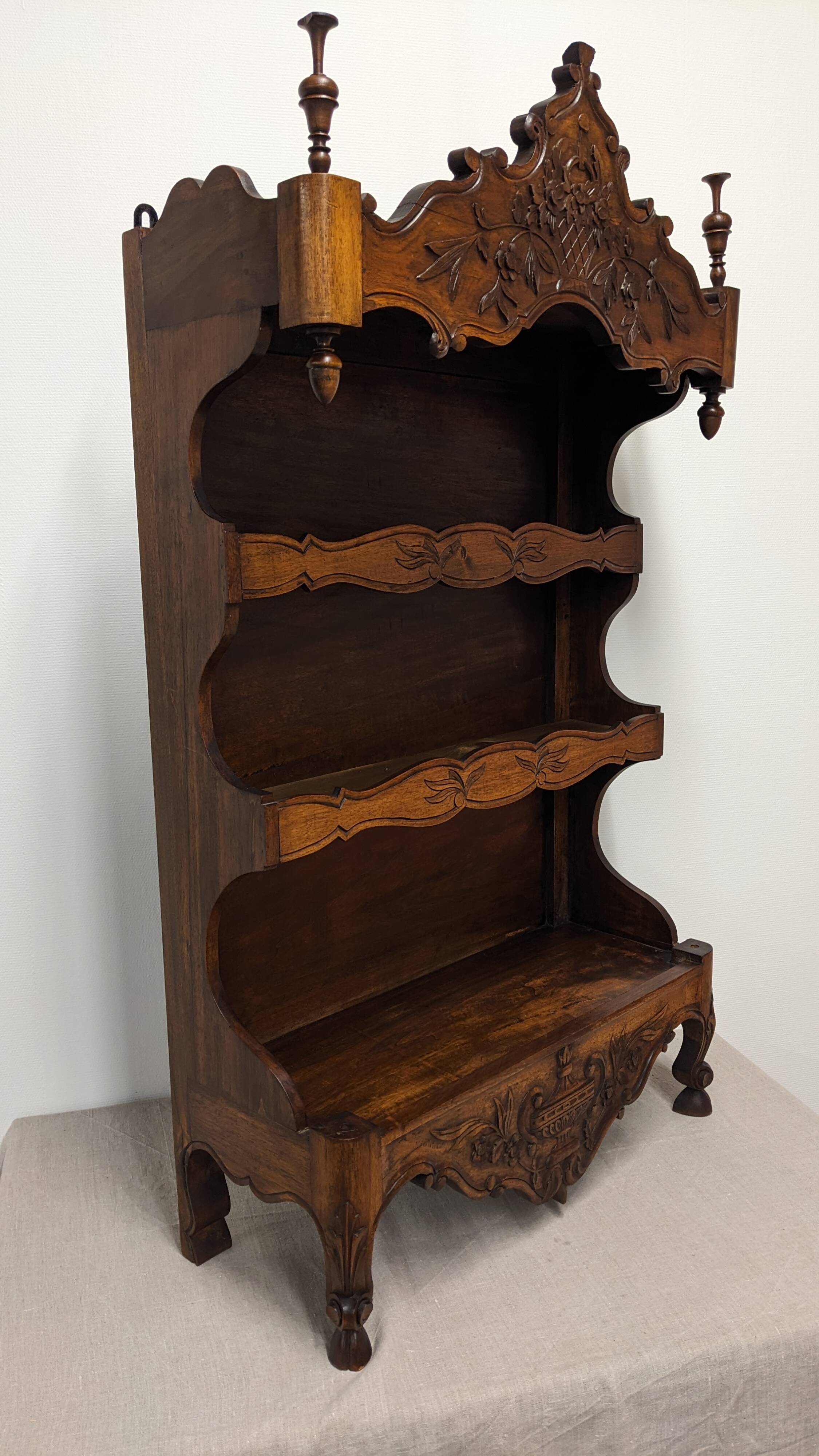 Etagère dite "Estagnier" de style Louis XV en noyer, France fin XIXème