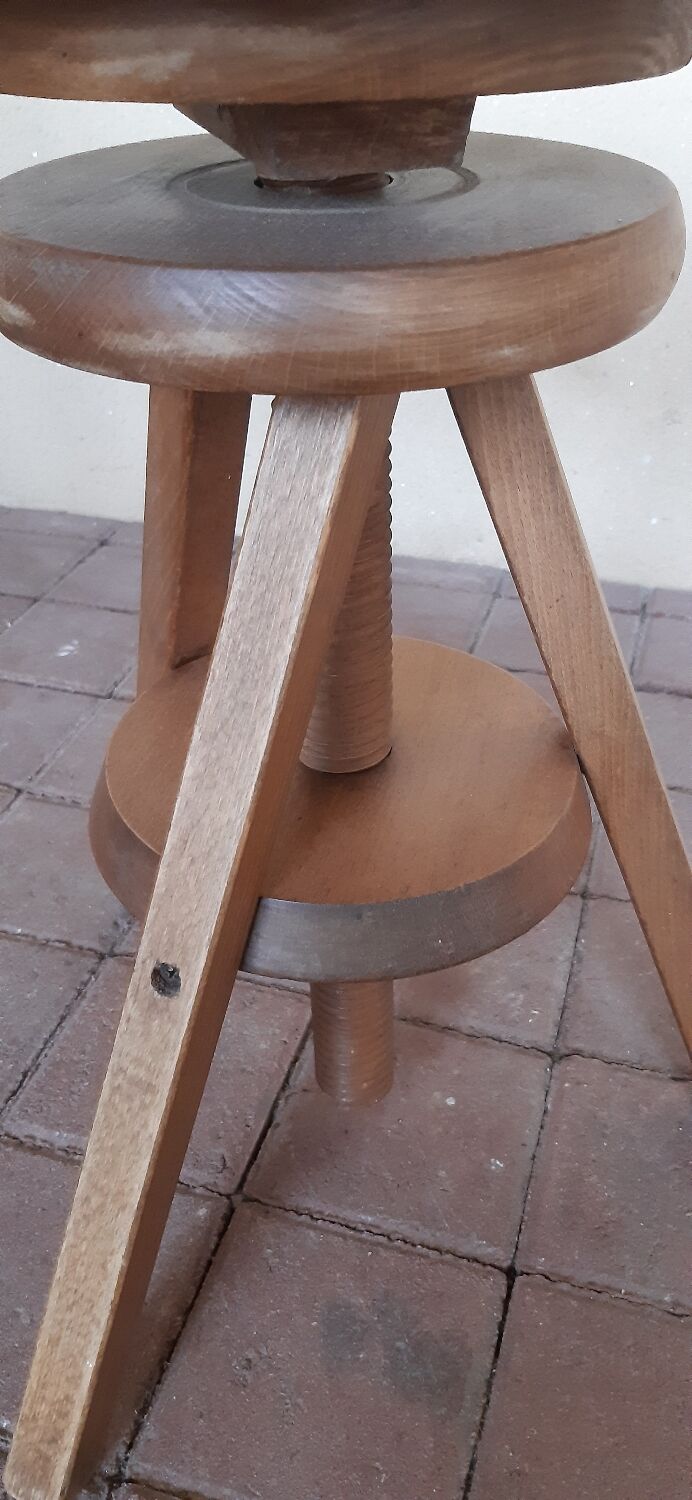 Tripod wooden stool with screws