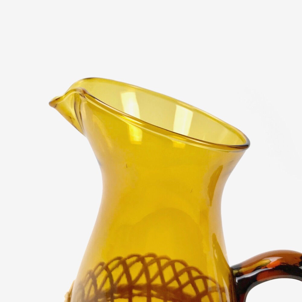 Carafe en verre ambré et dentelle d'osier