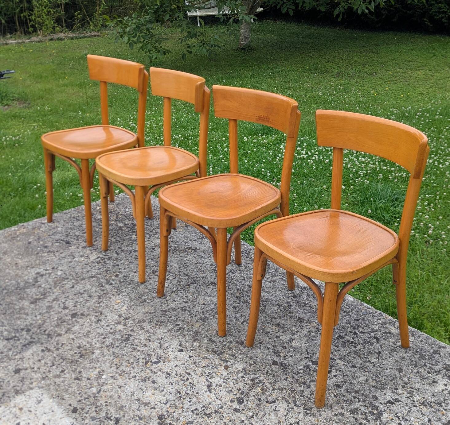 Ensemble de quatre chaises bistrot bistro bois-courbé.