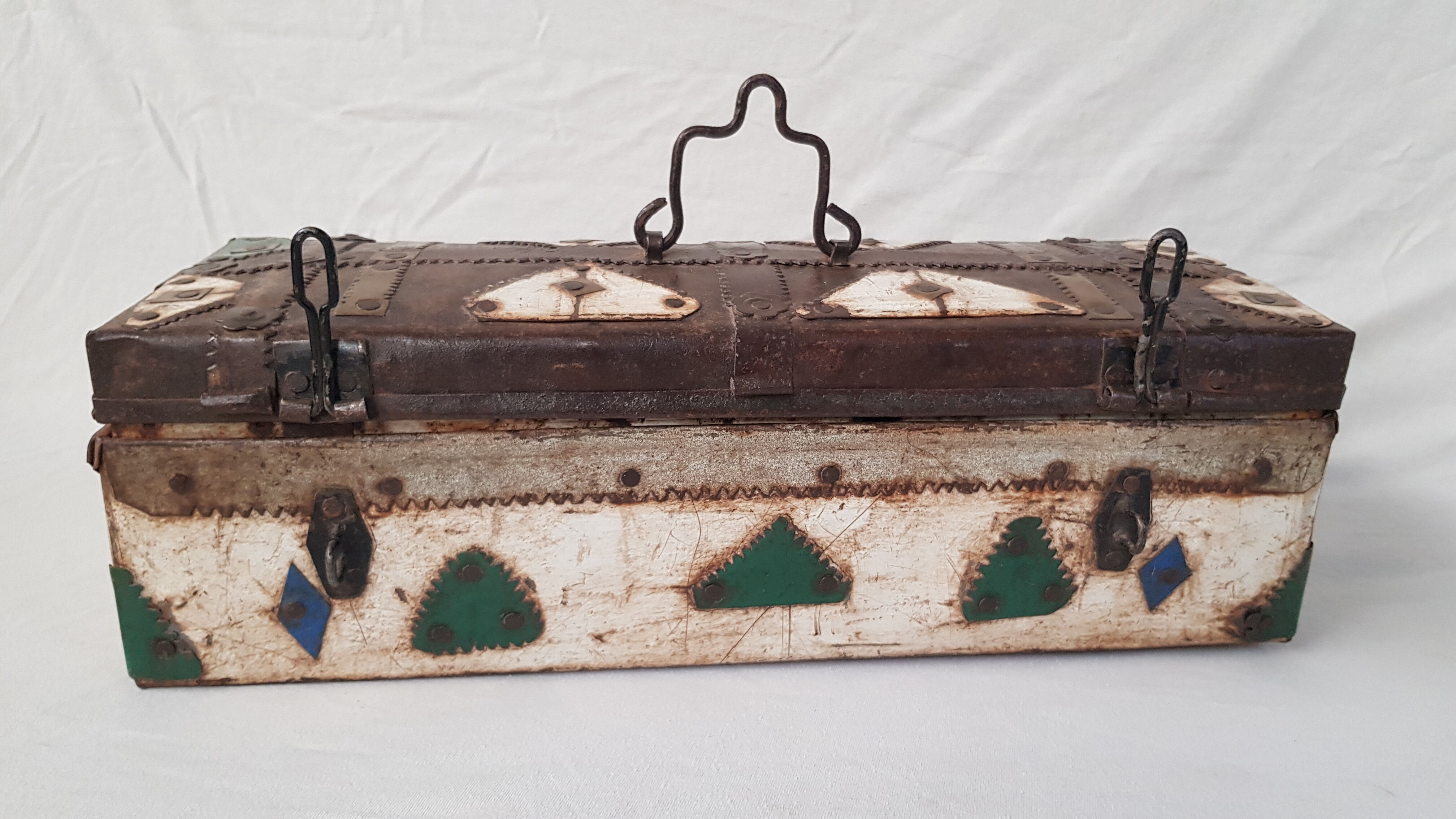 Ancienne boite tribale en métal martelé