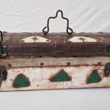 Ancienne boite tribale en métal martelé