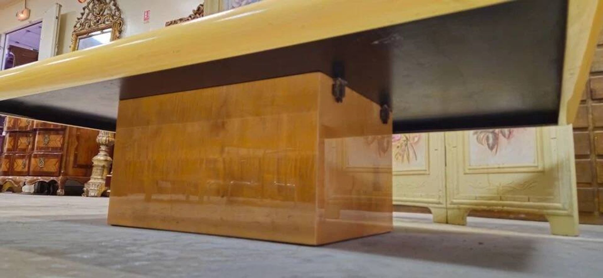 Design coffee table in maple – marquetry top – 1970s vintage style