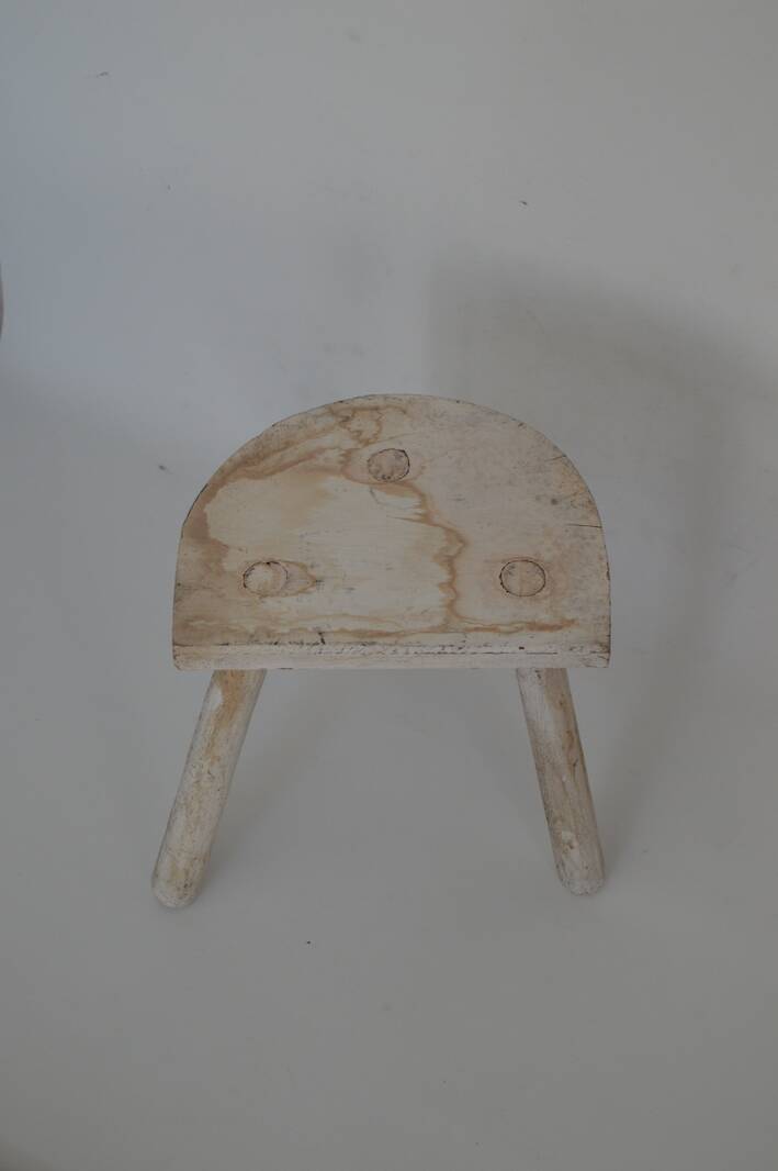 Half-moon tripod stool