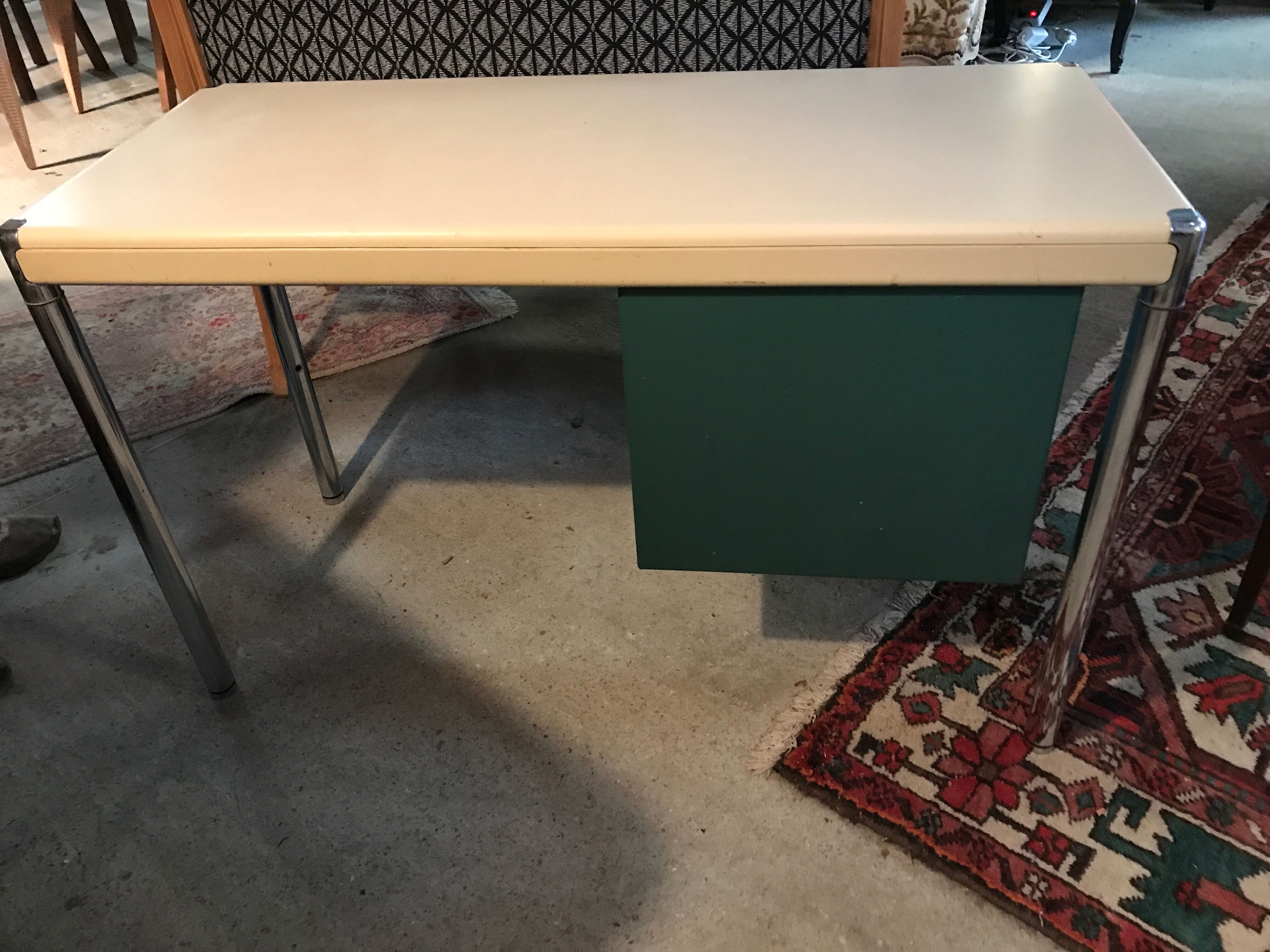 Two-coloured industrial metal office