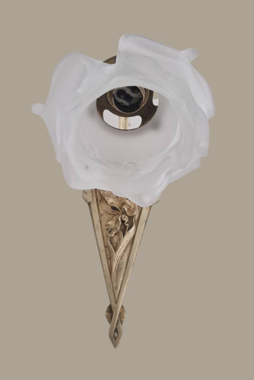 Art Nouveau wall light in gilded bronze - Frosted glass tulip - Period 1900