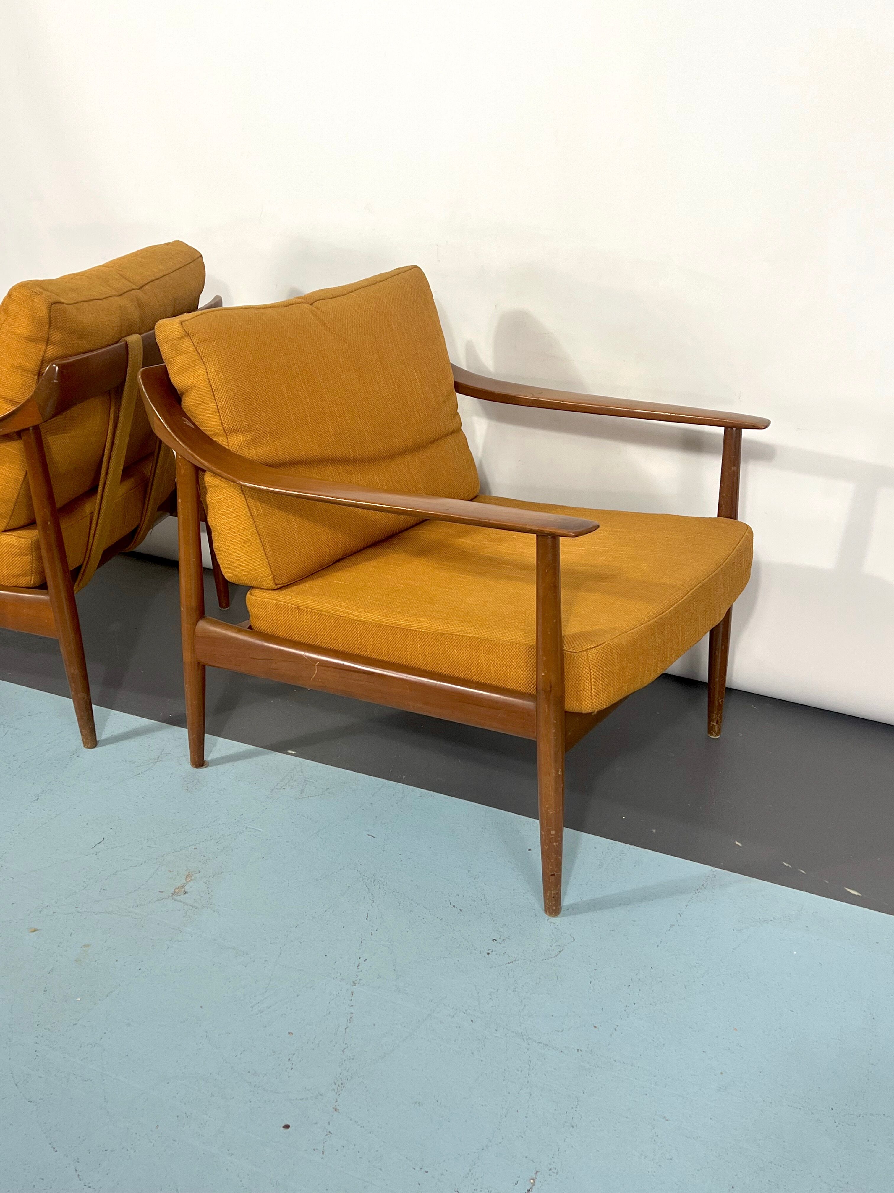 Mid-century modern pair of Walter Knoll armchairs model 550 from 50s