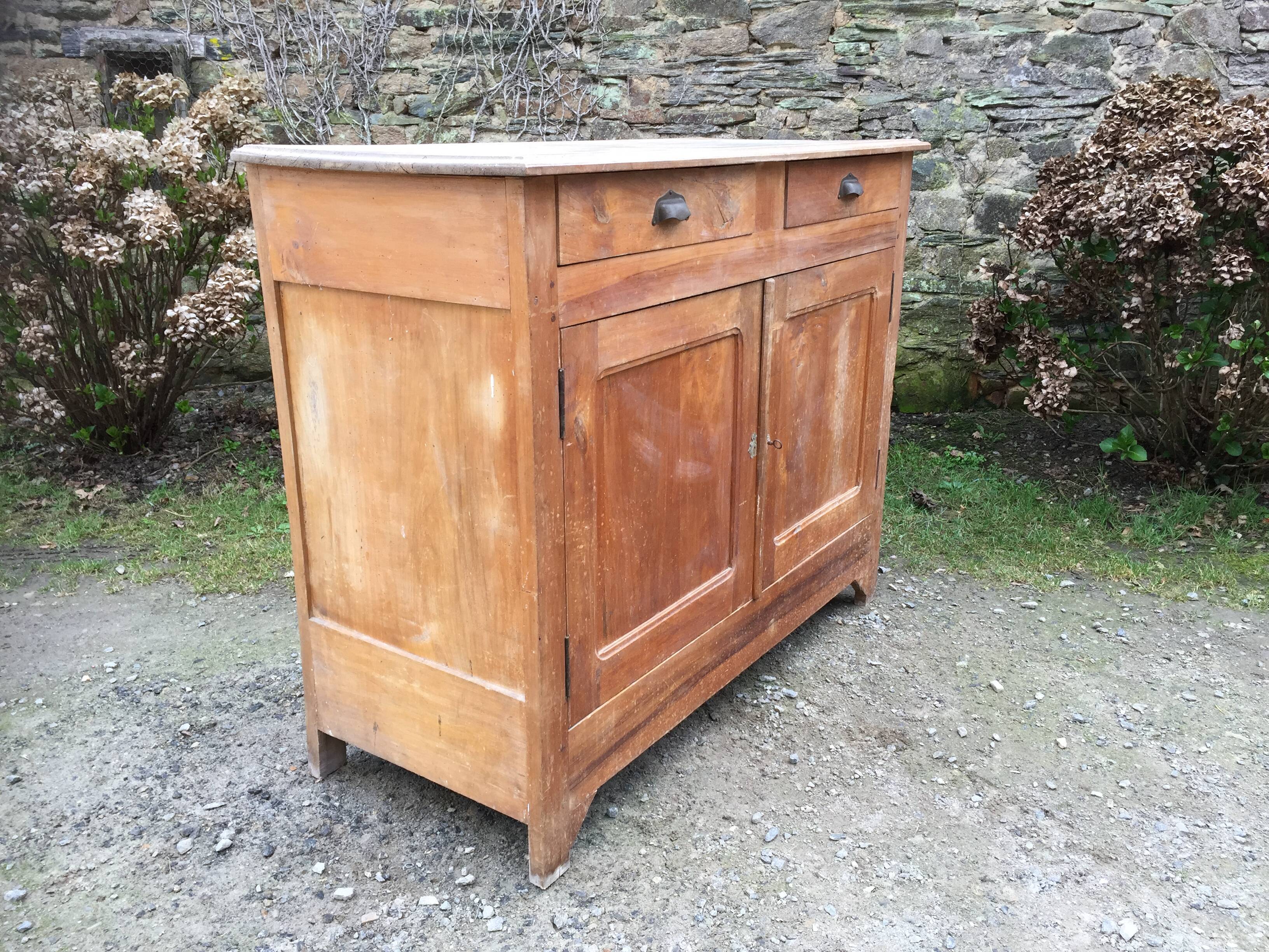 Buffet vintage parisien en bois de peuplier à 2 portes et 2 tiroirs.
