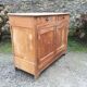 Buffet vintage parisien en bois de peuplier à 2 portes et 2 tiroirs.