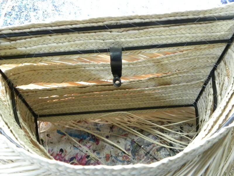 Wall lamp in natural fibres, woven straw with fringes.