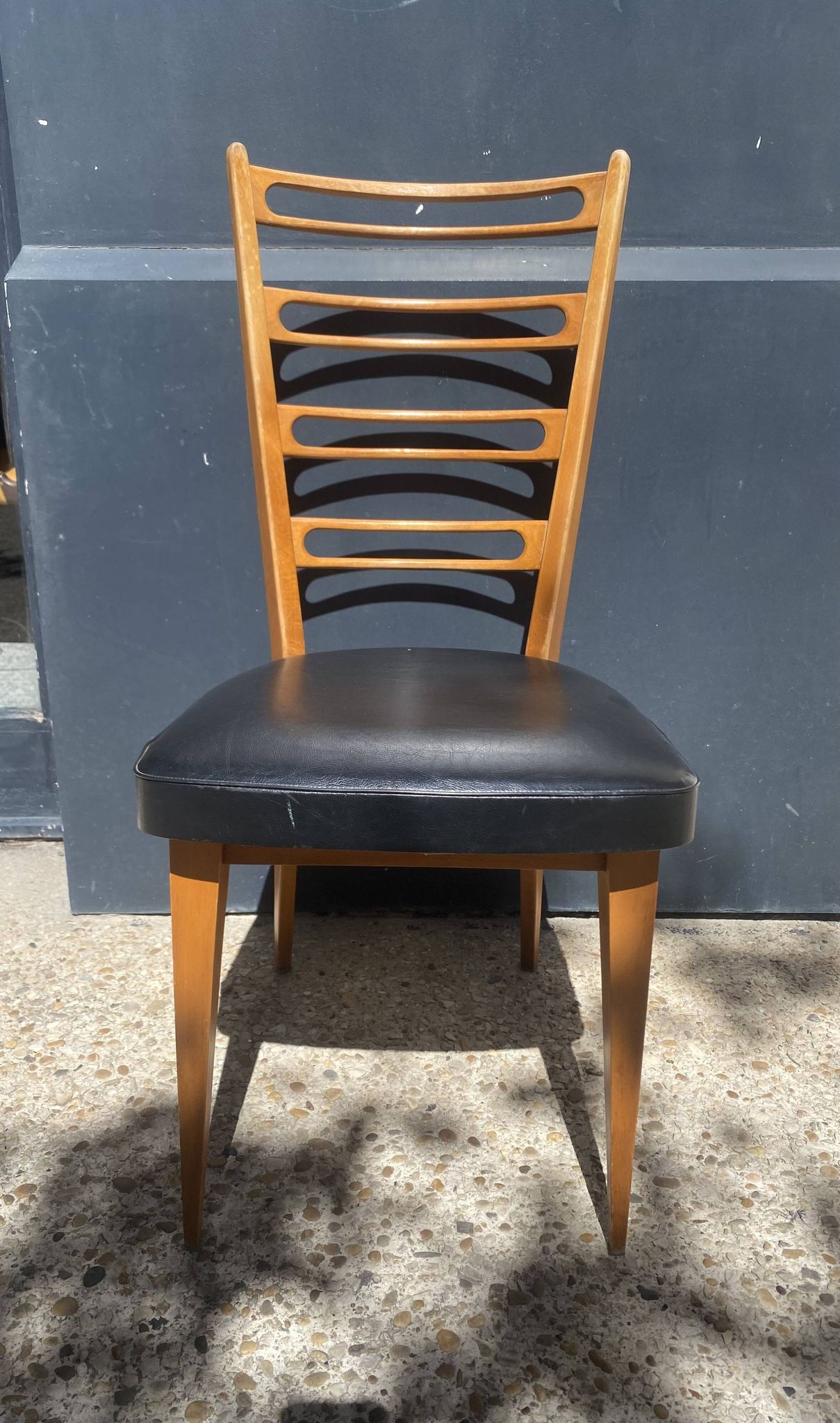 6 chaises bois et skaï noir années 60