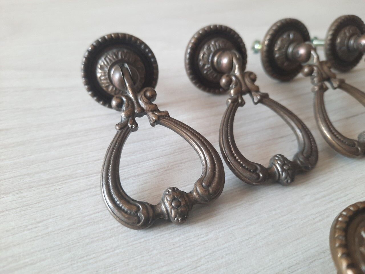 Lot de 4 poignées anciennes et 2 boutons en laiton