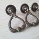 Lot de 4 poignées anciennes et 2 boutons en laiton