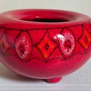 Vase tripode céramique à l'émail rouge vif vintage