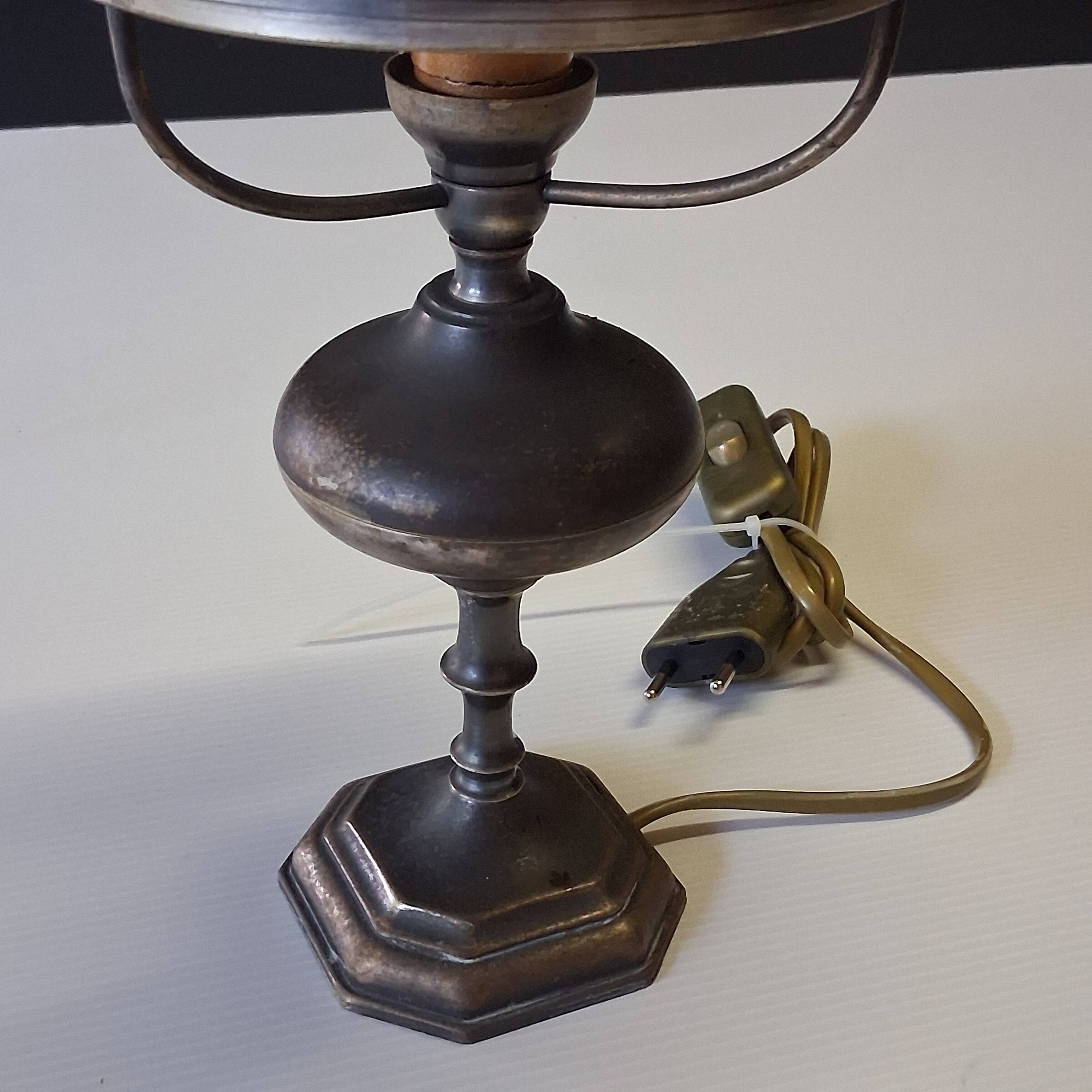 Very pretty lamp in tin with an opaline glass globe in very good condition.