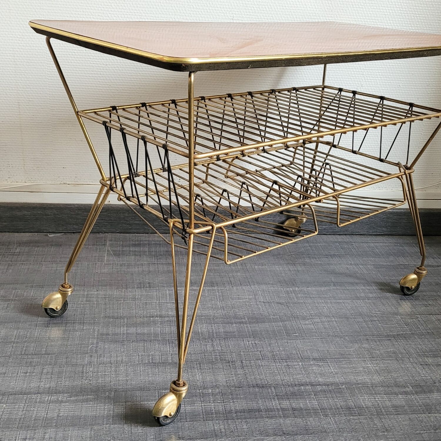 Table desserte à roulettes porte vinyles