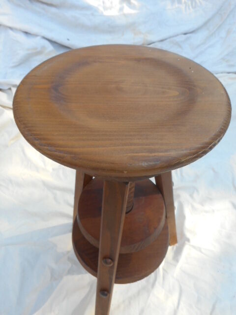 Shop stool with screw