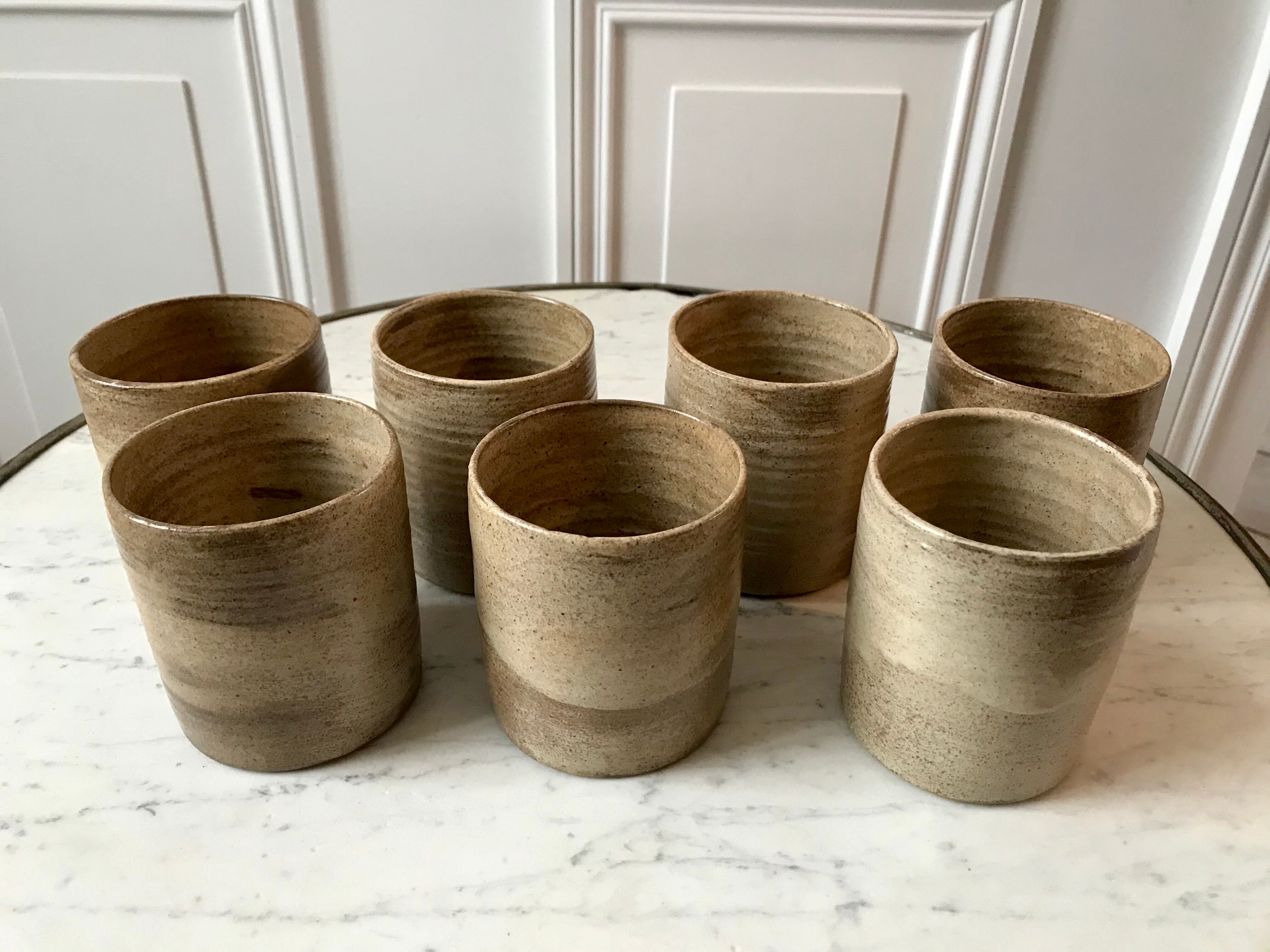 Lot de 7 mugs en grès artisanal années 70