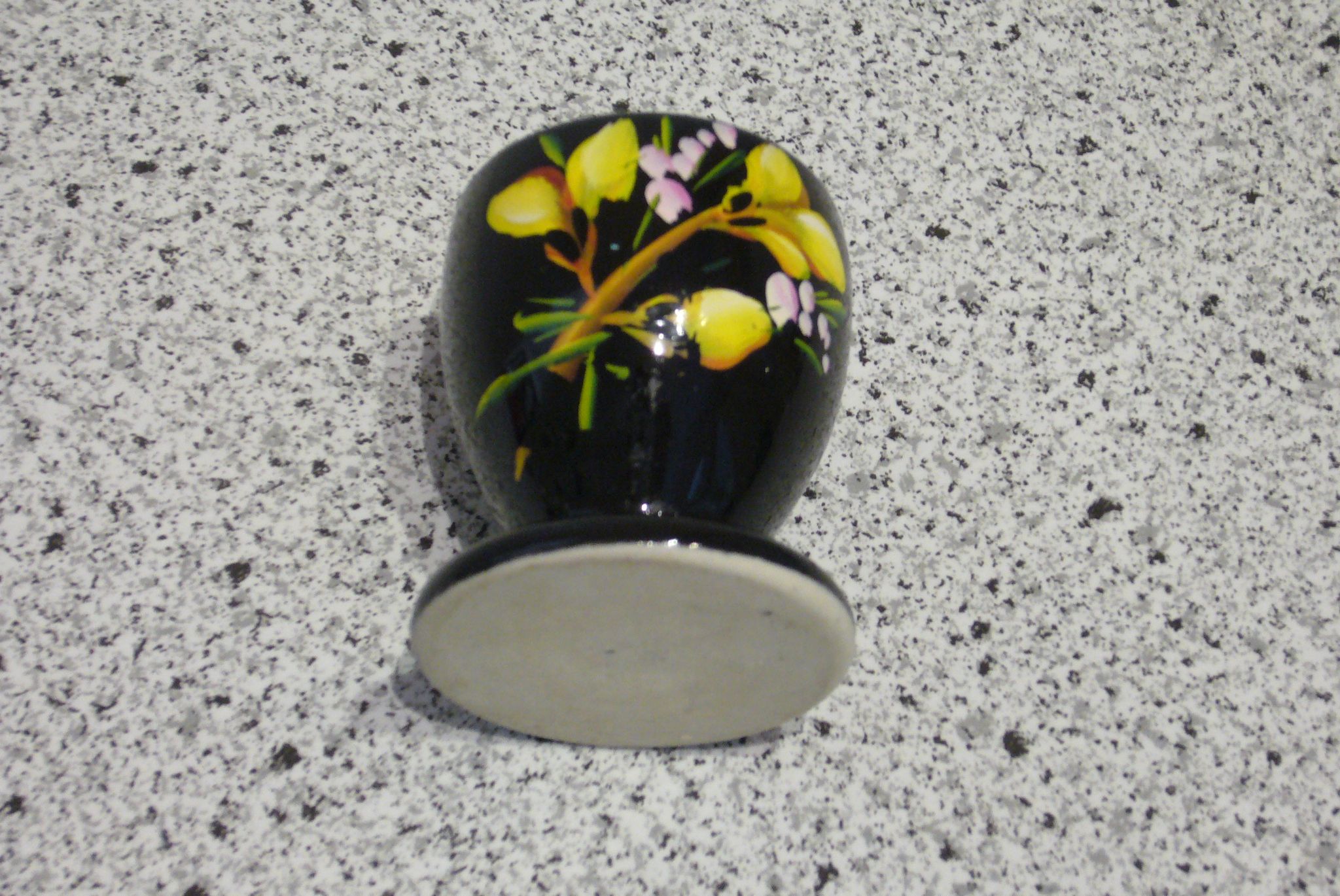 Coquetier noir décor floral peint à la main