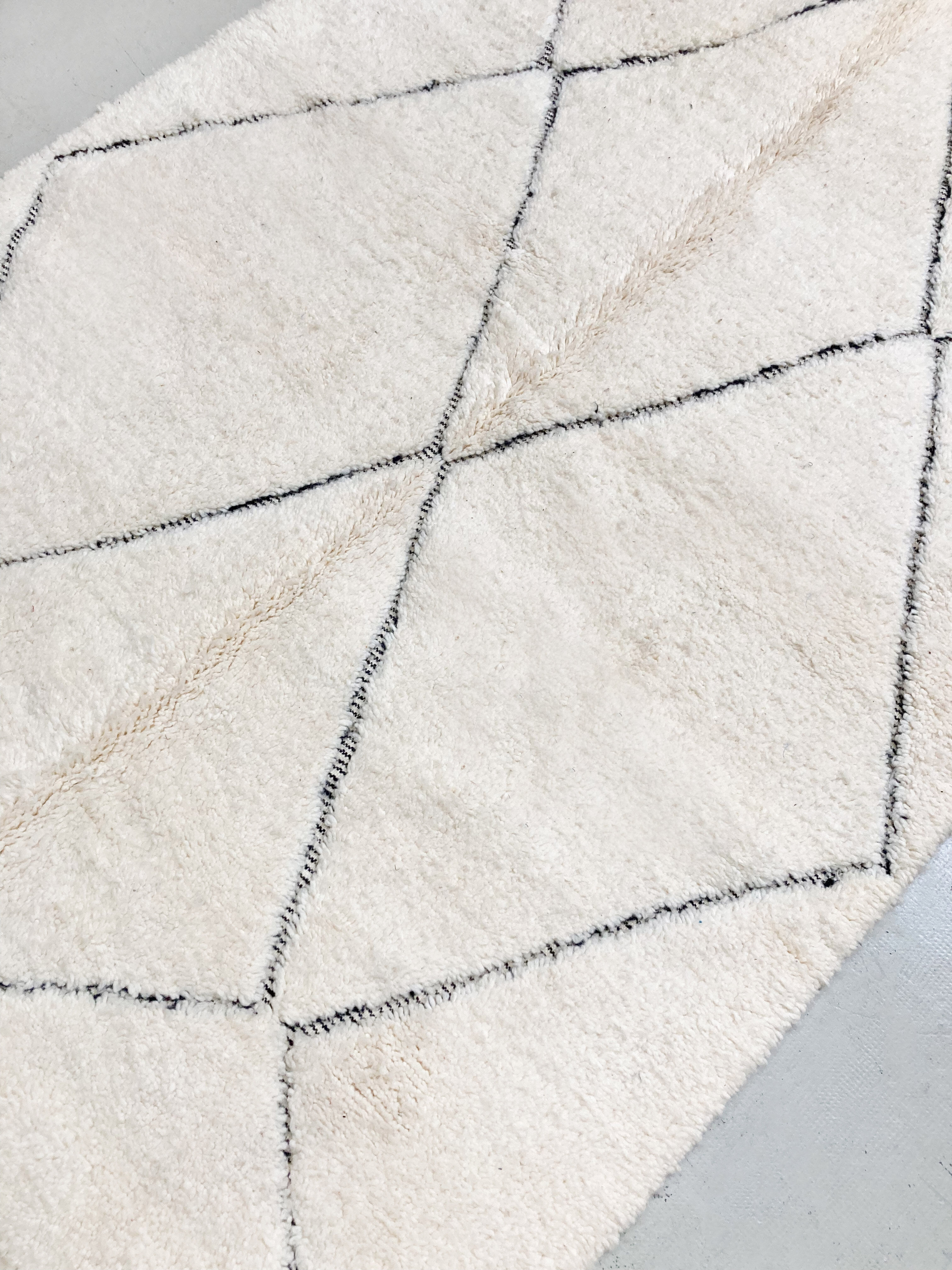 Moroccan Berber carpet beni ouarain ecru diamonds nors engraved 230x157cm