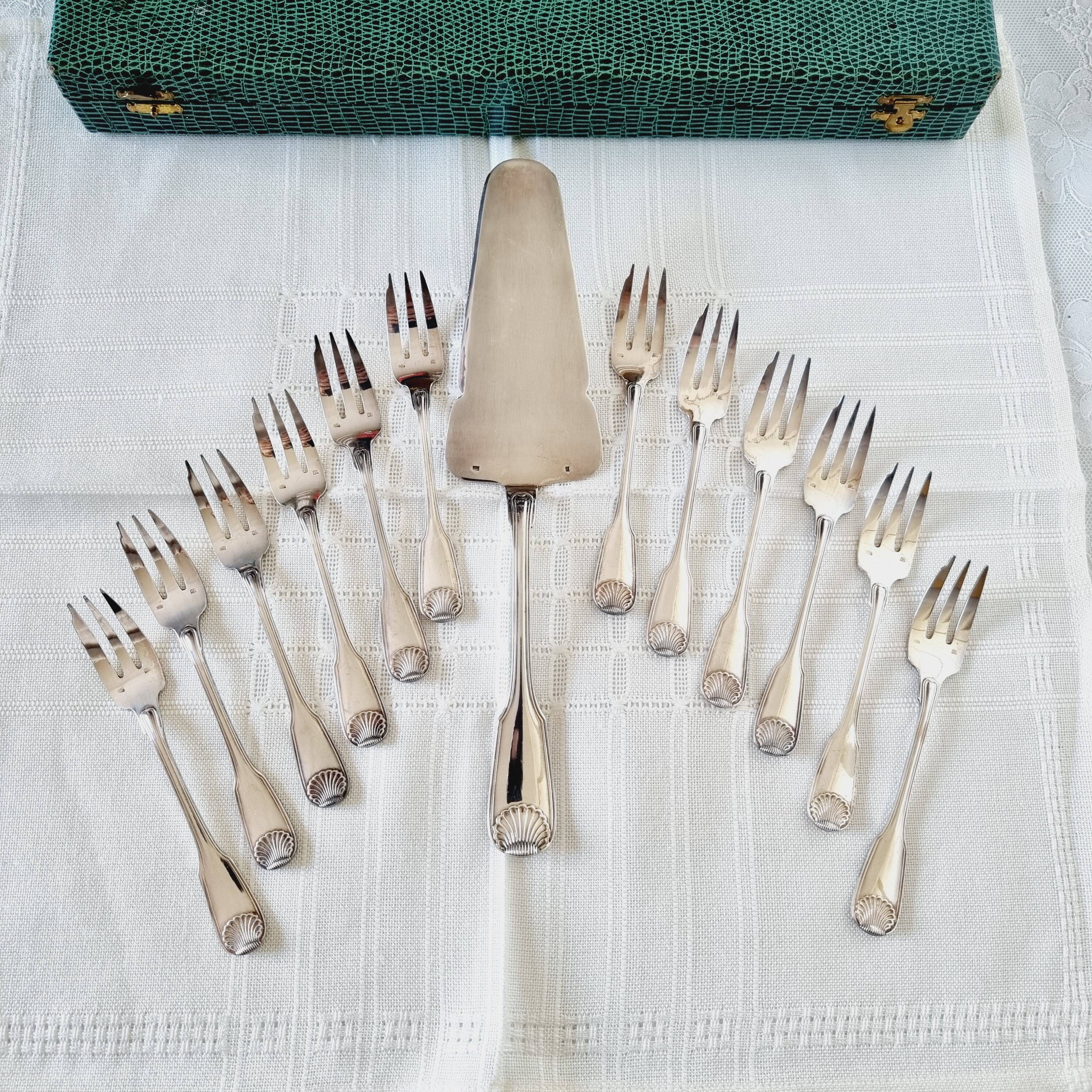 Coffret à Gâteaux Vintage avec 12 Fourchettes et 1 Pelle en Métal Argenté à Décor de Coquille
