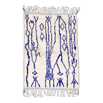 Tapis berbère marocain Azilal écru à motifs bleu majorelle 1,36x0,97m